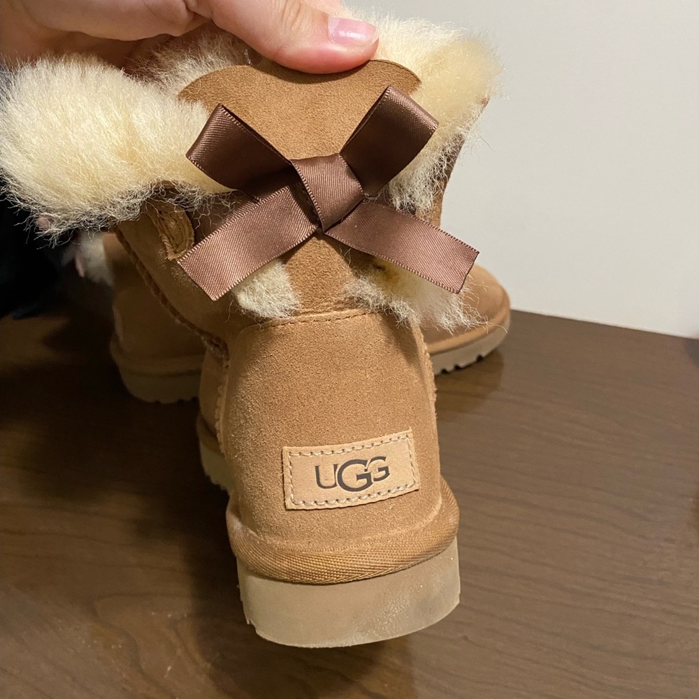 UGG Mini Bailey Bow II Chestnut sz 8 Excellent condition